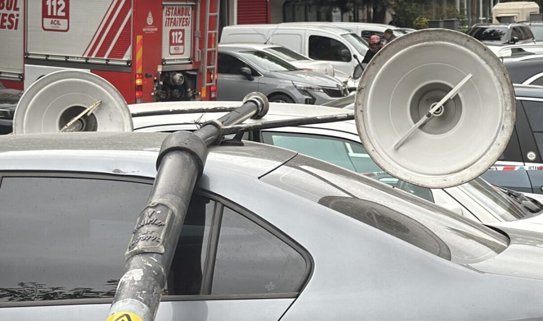 İstanbul – Beşiktaş ve Şişli’de ağaçla elektrik direği araçların üstüne devrildi Doğan Can CESUR / İSTANBUL – BEŞİKTAŞ’ta şiddetli rüzgar sonrası
