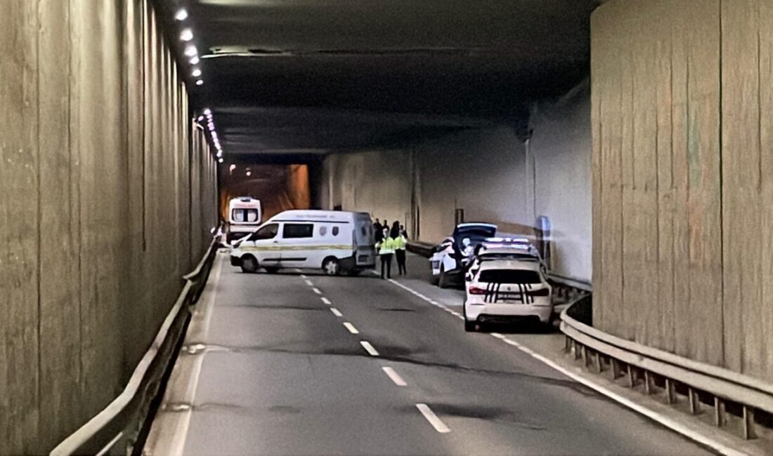 İstanbul – Beşiktaş’ta alt geçitte motosiklet kazası: 1 ölü, 1 yaralı Mehmet Kaan KURT/İSTANBUL, – BEŞİKTAŞ’ta seyir halindeki motosiklet, sürücüsünün direksiyon