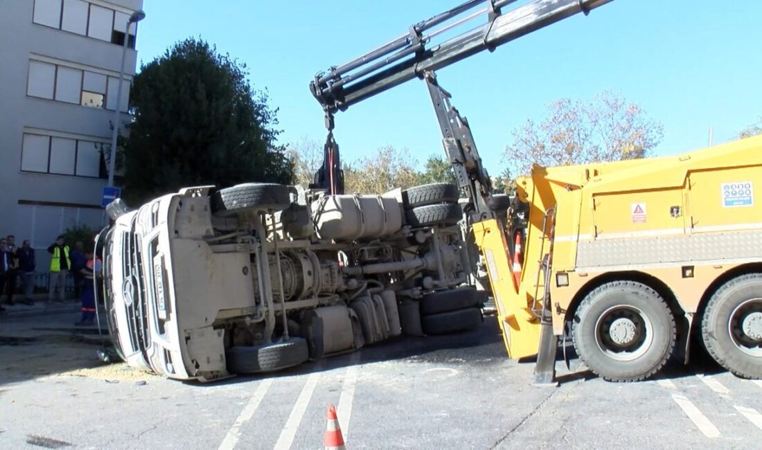 İstanbul – Beşiktaş’ta yükünü boşaltan hafriyat kamyonu devrildi; kaza kamerada Hasan YILDIRIM/İSTANBUL, – BEŞİKTAŞ’ta mıcır yüklü hafriyat kamyonu yükünü boşaltırken