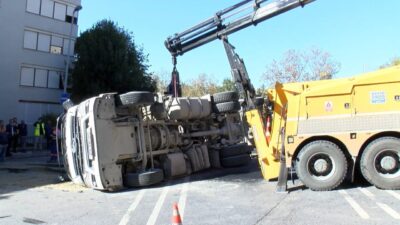 Hasan YILDIRIM/İSTANBUL, – BEŞİKTAŞ’ta mıcır yüklü hafriyat kamyonu yükünü boşaltırken