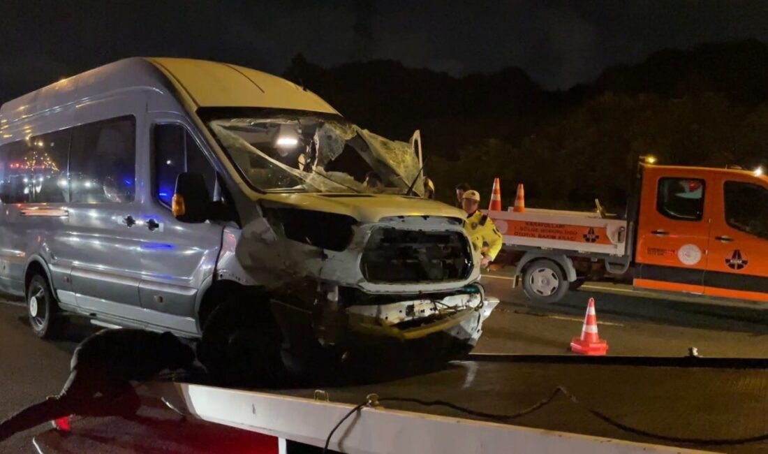 Mehmet Kaan KURT/İSTANBUL, – BEYKOZ’da işçileri taşıyan servis minibüsü, arkasına