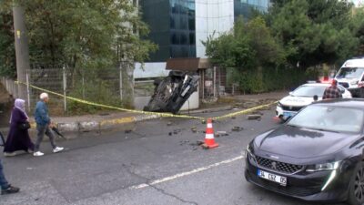 Özgür EREN İSTANBUL, – BEYLİKDÜZÜ’nde sürücüsünün hakimiyetini kaybettiği otomobil, yoldan