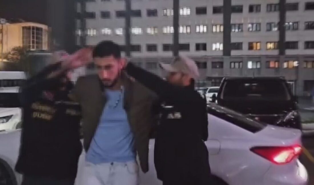 İstanbul – Beyoğlu’nda kadının boynuna tasma takıp gezdirdi: 2 tutuklama İSTANBUL, – BEYOĞLU’nda bir kişi, boynuna tasma taktığı kadını sokakta