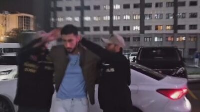 İSTANBUL, – BEYOĞLU’nda bir kişi, boynuna tasma taktığı kadını sokakta