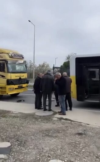 İstanbul- Büyükçekmece’de kamyon İETT otobüsüne çarptı; 9 yaralı / Geniş haber Vehbi DEMİR / İSTANBUL, – BÜYÜKÇEKMECE’de kamyon, İETT otobüsüne arkadan