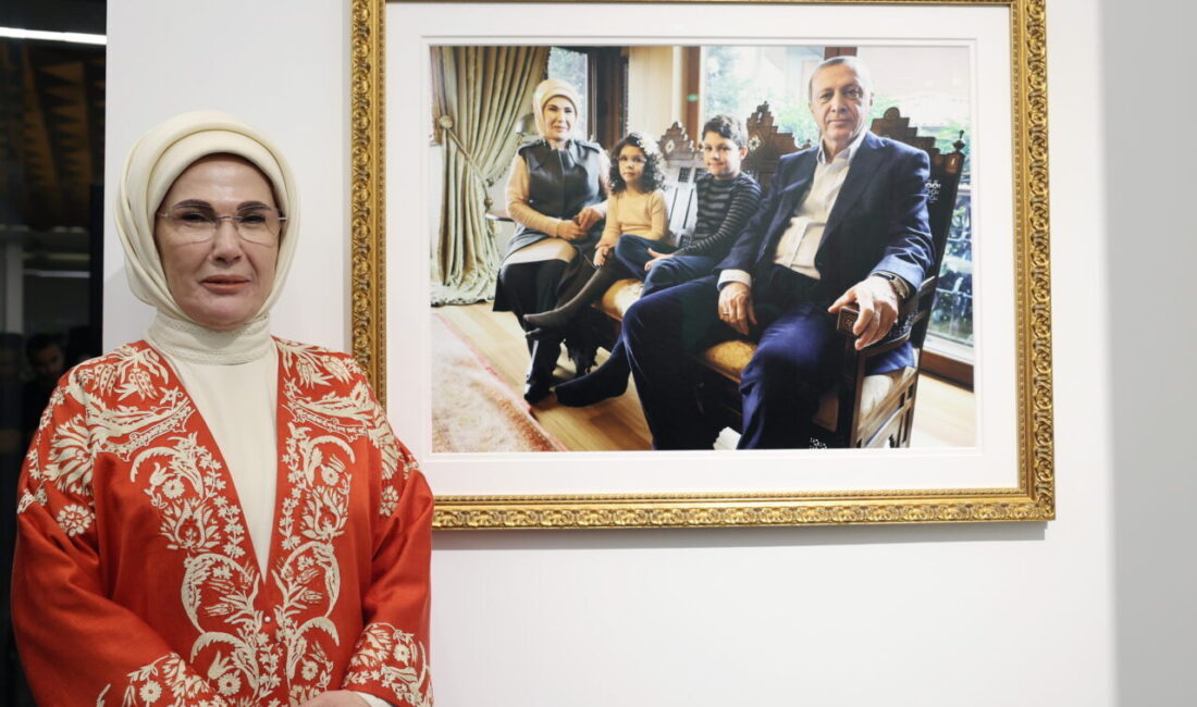 İstanbul- Emine Erdoğan, Vakıfbank Sanat Galerisi’nin açılışına katıldı İSTANBUL, – Cumhurbaşkanı Recep Tayyip Erdoğan’ın eşi Emine Erdoğan, İstanbul