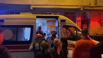 Baran AKKAYA/İSTANBUL, – ESENLER’de 5 katlı binanın merdiven boşluğunda yangın