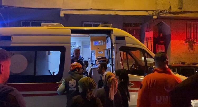 İstanbul – Esenler’de 5 katlı binada yangın: 15 yaralı Baran AKKAYA/İSTANBUL, – ESENLER’de 5 katlı binanın merdiven boşluğunda yangın