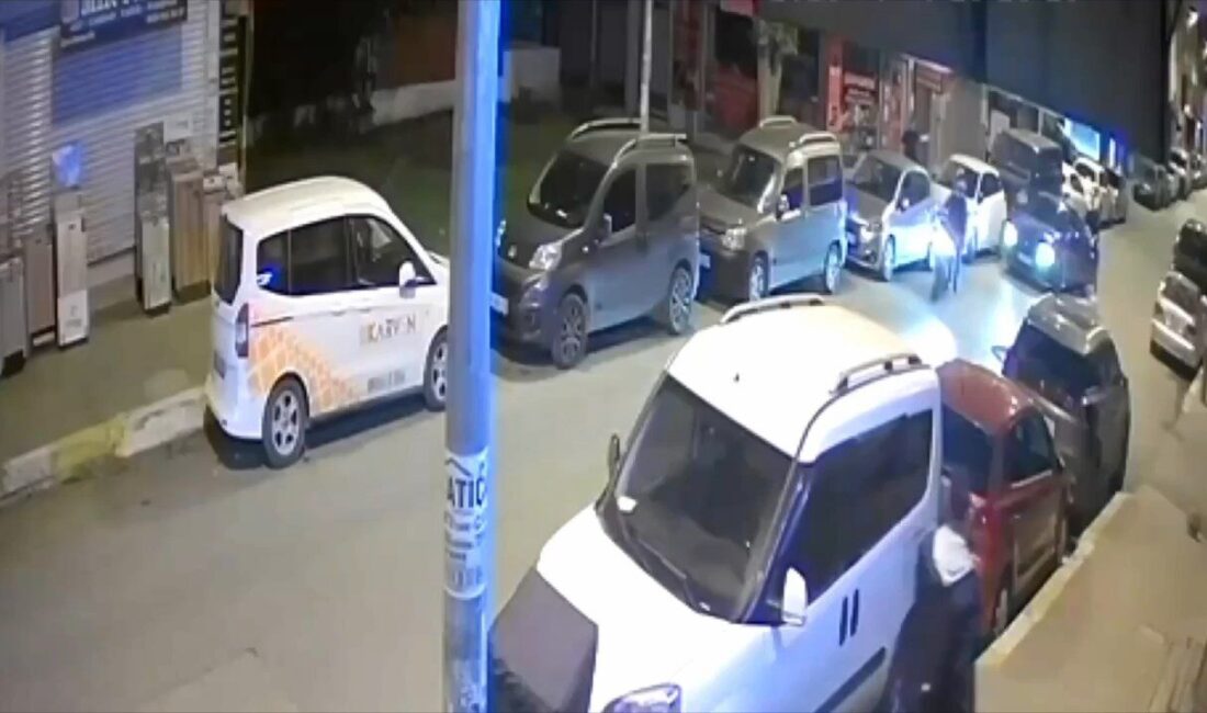Baran AKKAYA/İSTANBUL, –ESENYURT’ta evine yürüyen H.T., sokak üzerinde 2 kişinin
