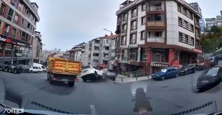 İstanbul – Eyüpsultan’da otomobil ‘U’ dönüşü sırasında kamyonetle çarpıştı; kaza anı kamerada Baran AKKAYA / İSTANBUL, – EYÜPSULTAN’da, iddiaya göre ehliyetsiz sürücünün