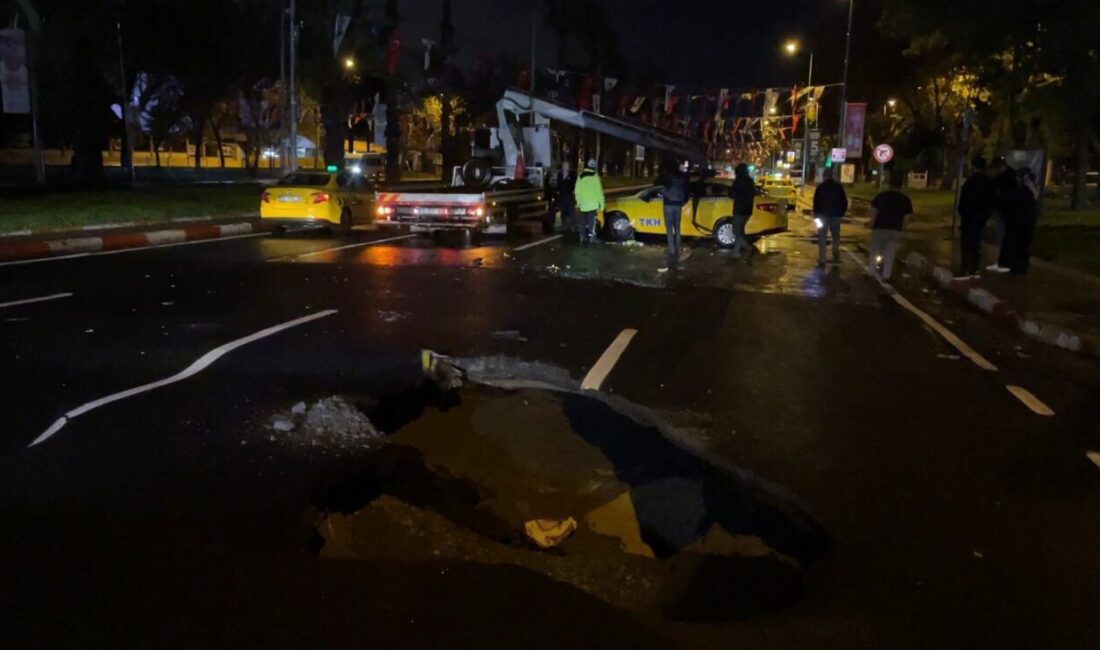 İstanbul – Fatih Vatan Caddesi’nde sağanak nedeniyle yol çöktü Mehmet Kaan KURT/İSTANBUL, – FATİH’te etkili olan sağanak nedeniyle Vatan