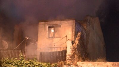 Soner HASIRCIOĞLU/İSTANBUL, – FATİH’te iki katlı metruk binada yangın çıktı.