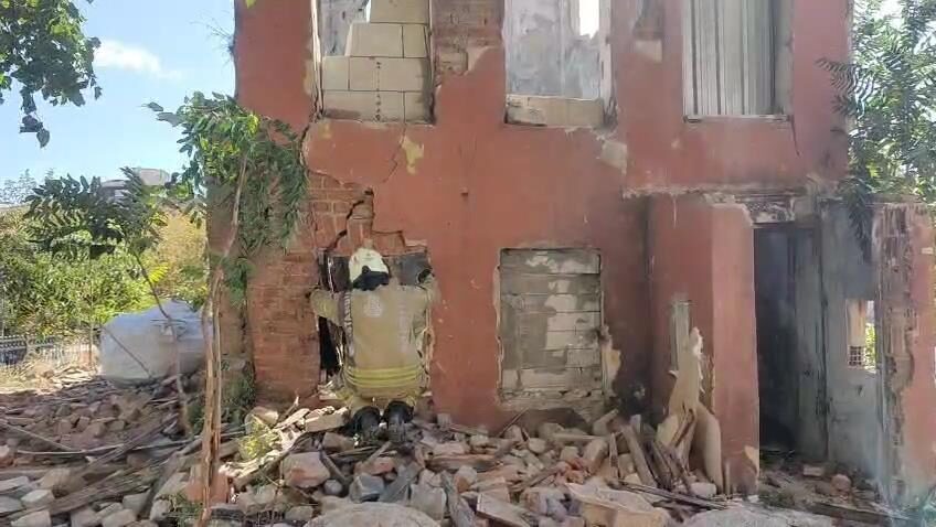 Emre KURT / İSTANBUL, – Fatih’te 2 katlı metruk bina