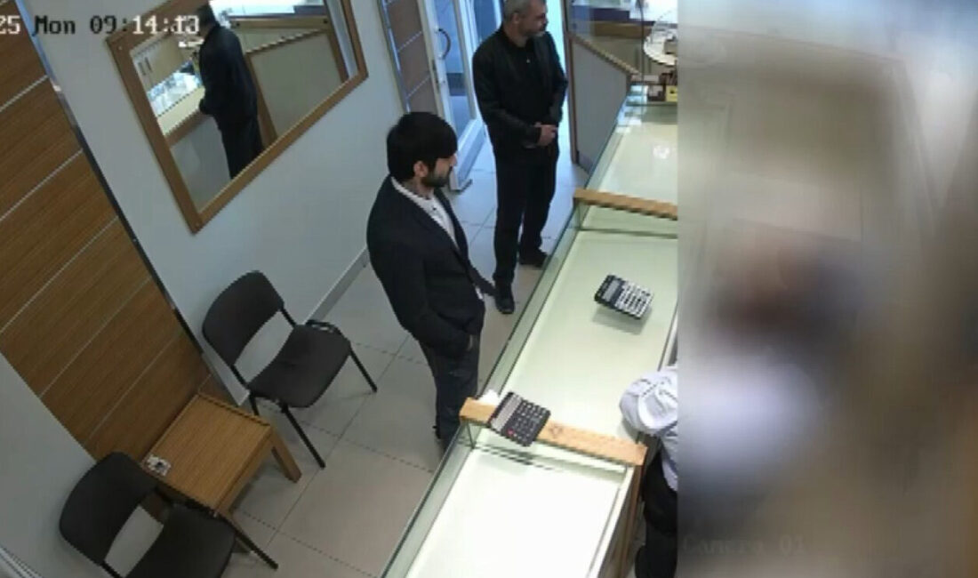 Ali AKSOYER/İSTANBUL, – GAZİOSMANPAŞA’da altın bozdurma bahanesiyle girdikleri kuyumcuda iş