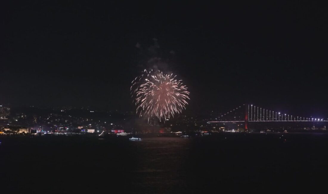 İstanbul – İstanbul Boğazı’nda Cumhuriyet Bayramı havai fişek gösterileri eşliğinde coşkuyla kutlandı İSTANBUL, – İSTANBUL Boğazı’nda 29 Ekim Cumhuriyet Bayramı dolayısıyla havai
