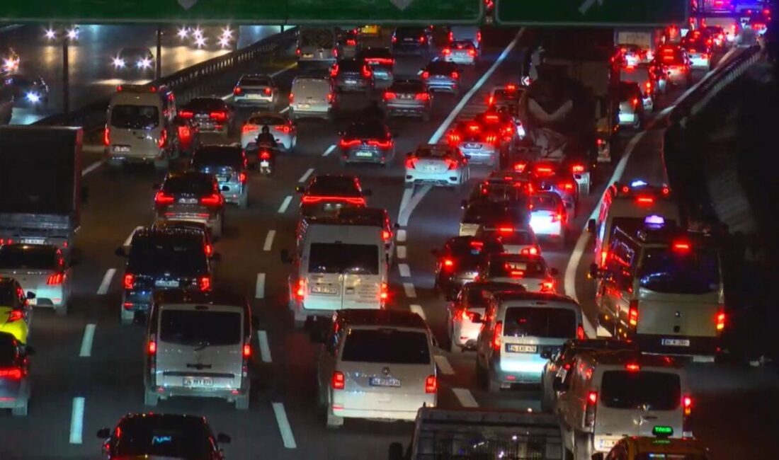 Baran AKKAYA/İSTANBUL, – İSTANBUL’da akşam saatlerinde trafik yoğunluğu yüzde 76’ya