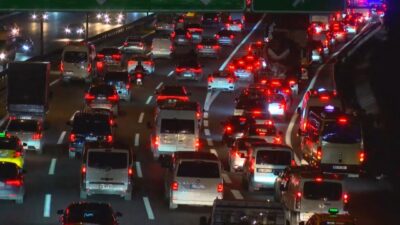 Baran AKKAYA/İSTANBUL, – İSTANBUL’da akşam saatlerinde trafik yoğunluğu yüzde 76’ya