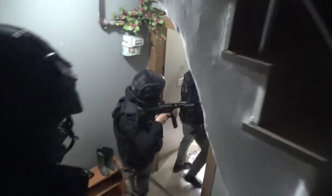 İstanbul- İstanbul’da DEAŞ operasyonu: 21 gözaltı İSTANBUL, – İSTANBUL’da DEAŞ silahlı terör örgütüne yönelik düzenlenen operasyonda