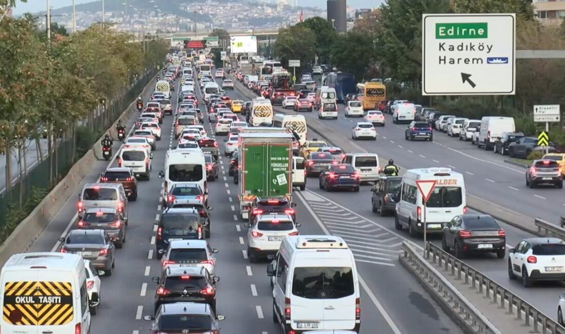 İstanbul – İstanbul’da haftanın ilk iş gününde trafik yoğunluğu yaşanıyor – 1 Murat SOLAK / İSTANBUL, – HAFTANIN ilk iş gününde İstanbul’da