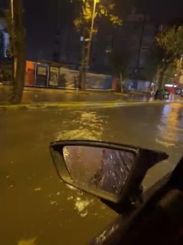 İstanbul – İstanbul’da sağanak sonrası caddeler su içinde kaldı; araçlar ilerlemekte zorluk yaşadı Hiba KARGI/İSTANBUL İstanbul’da sağanak sonrası bazı cadde ve sokaklar su