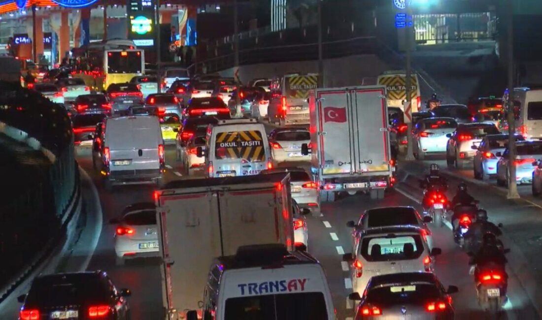 Baran AKKAYA/ İSTANBUL, – İSTANBUL’da akşam saatlerinde trafik yoğunluğu yüzde