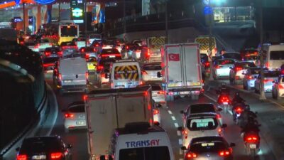 Baran AKKAYA/ İSTANBUL, – İSTANBUL’da akşam saatlerinde trafik yoğunluğu yüzde