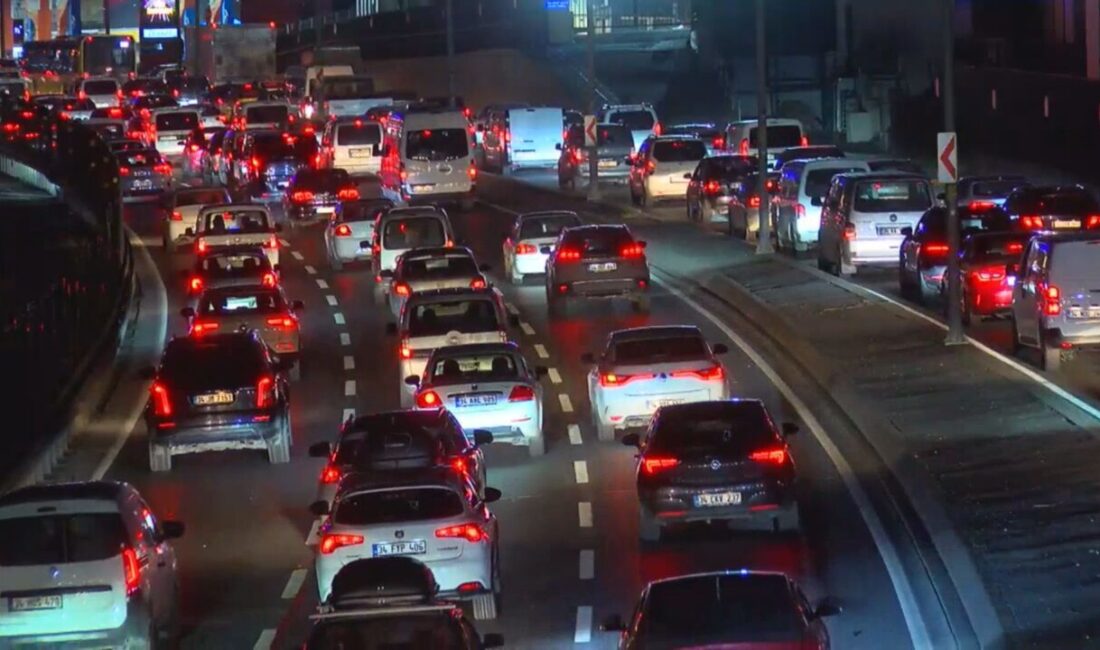Baran AKKAYA/ İSTANBUL, – İSTANBUL’da akşam saatlerinde trafik yoğunluğu yüzde