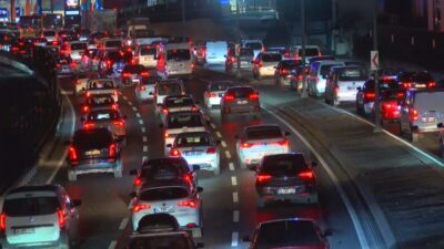 Baran AKKAYA/ İSTANBUL, – İSTANBUL’da akşam saatlerinde trafik yoğunluğu yüzde
