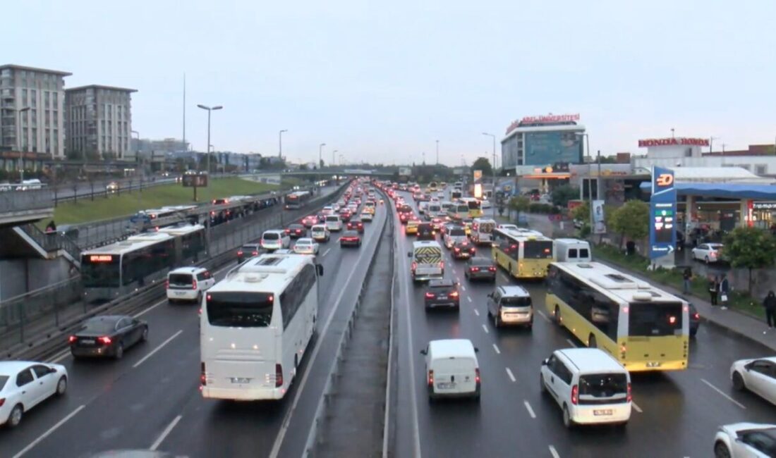 Emre KURT/İSTANBUL, – İstanbul’da sabah saatlerinde etkisini sürdüren yağışla birlikte