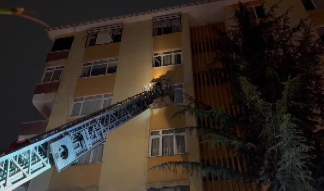 Soner HASIRCIOĞLU/İSTANBUL, – KADIKÖY’de, gece saatlerinde 5 katlı bir apartmanın