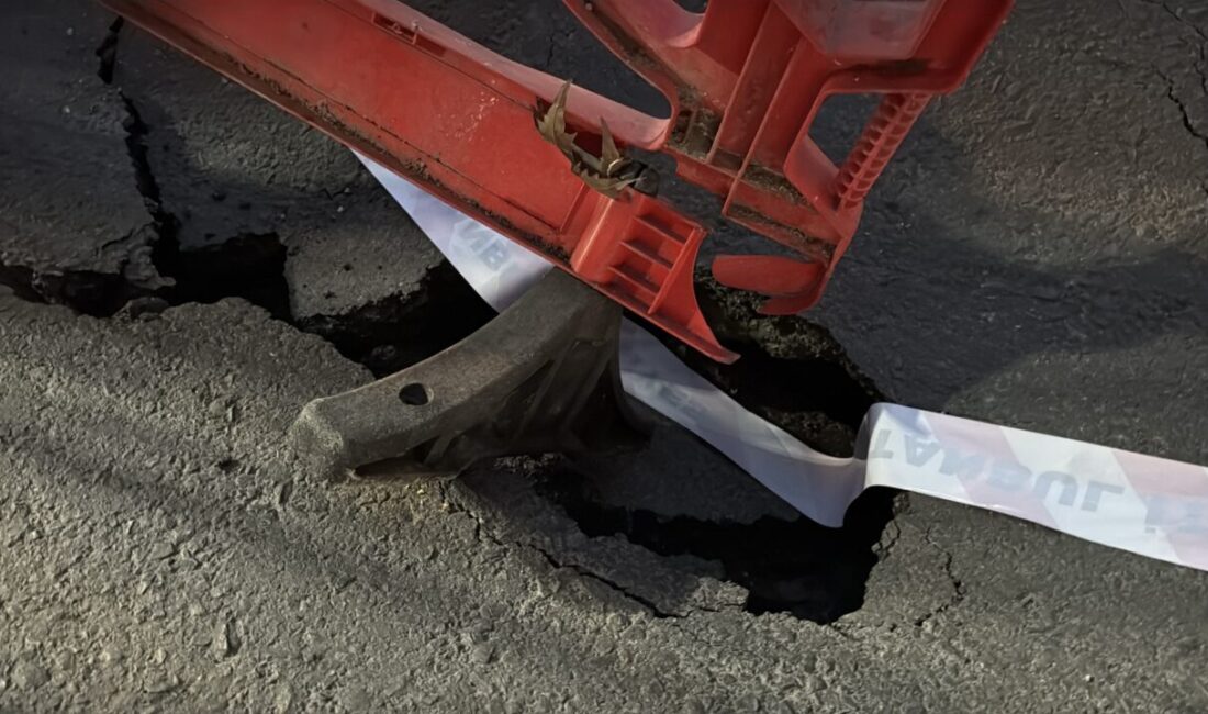 İstanbul – Kağıthane’de yol çöktü; zabıta ekibi önlem aldı Doğan Can CESUR / İSTANBUL – KAĞITHANE’de ana cadde üzerindeki