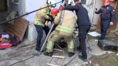 Murat SOLAK / İSTANBUL, –KARTAL’da boş arazide beslediği tavuklarına bakmaya