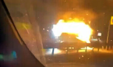 Altunay TUGA-İhsan DÖRTKARDEŞ/İSTANBUL, – KÜÇÜKÇEKMECE’de hareket halindeki bir otomobil, yanarak