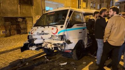 Baran AKKAYA / İSTANBUL, – KÜÇÜKÇEKMECE’de yağış nedeniyle kayganlaşan yolda