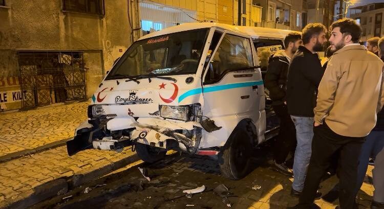İstanbul- Küçükçekmece’de otomobil park halindeki araçlara çarptı: 2 yaralı Baran AKKAYA / İSTANBUL, – KÜÇÜKÇEKMECE’de yağış nedeniyle kayganlaşan yolda