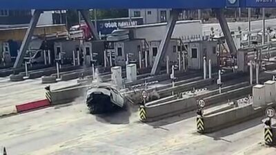 Baran AKKAYA/İSTANBUL, -ARNAVUTKÖY Kuzey Marmara Otoyolu’nda sürücüsünün direksiyon hakimiyetini kaybettiği