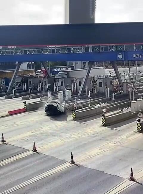 Baran AKKAYA/İSTANBUL, -ARNAVUTKÖY Kuzey Marmara Otoyolu’nda sürücüsünün direksiyon hakimiyetini kaybettiği