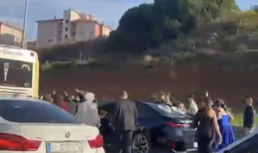 İstanbul – Maltepe’de düğün konvoyunda yolu kapatıp horon oynadılar Mert ORDU/İSTANBUL, – MALTEPE’de düğün konvoyu yapan bir grup, otoyolda