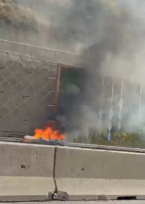 İstanbul – Maltepe’de seyir halindeki otomobil alev alev yandı / Alevli görüntülerle İsa ALMAÇAYIR – Mert ORDU / İSTANBUL, – MALTEPE D-100