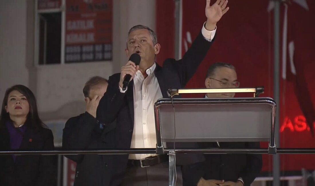 İstanbul – Özgür Özel Esenyurt’ta konuştu İSTANBUL, – CUMHURİYET Halk Partisi Genel Başkanı Özgür Özel, partisinin