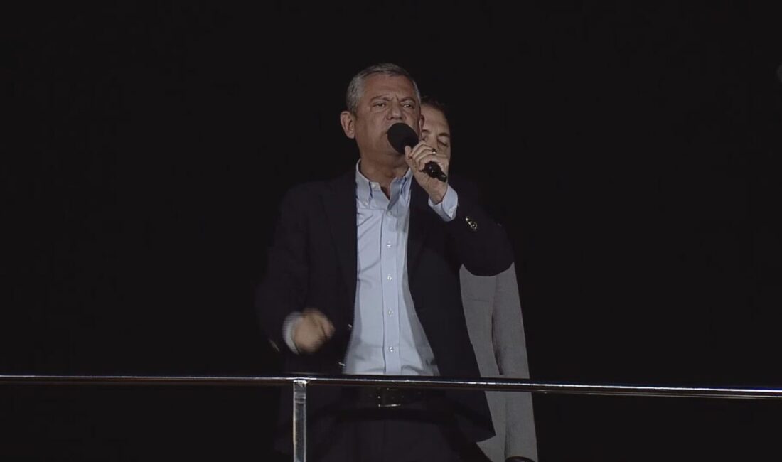 İSTANBUL, – CHP Genel Başkanı Özgür Özel, partisinin Küçükçekmece’de düzenlediği