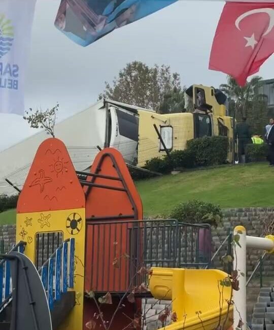 Doğan Can CESUR-Serap TÜRKOĞLU / İSTANBUL – SARIYER’de caddede şoförünün
