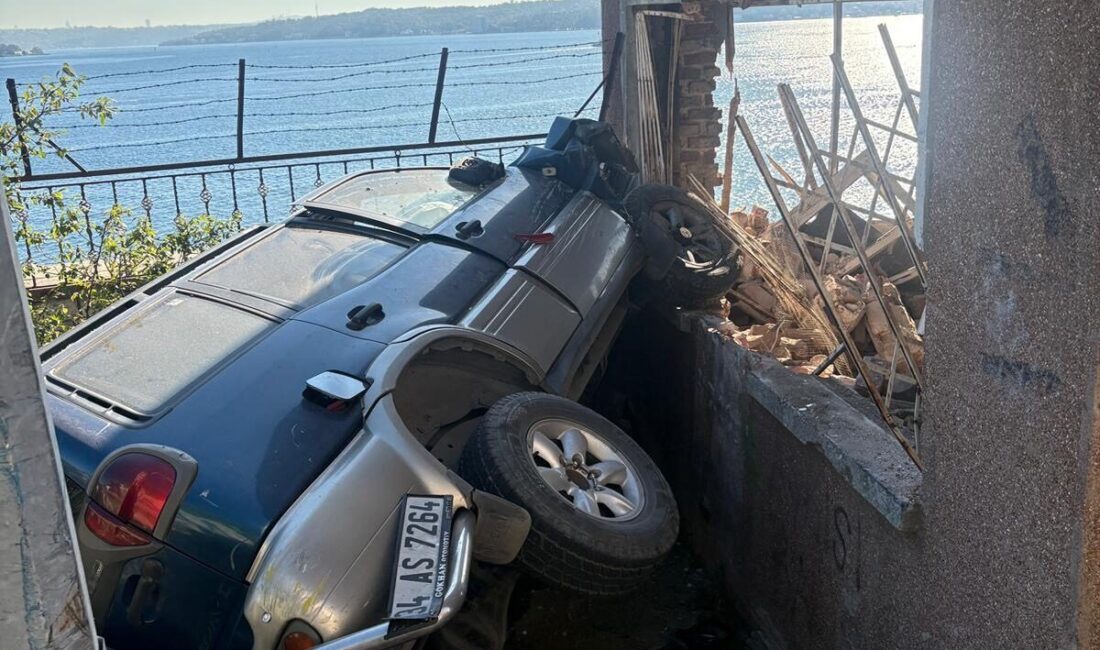 İstanbul – Sarıyer’de yokuştan kayan otomobil binaya çarpıp korkuluklarda asılı kaldı Doğan Can CESUR / İSTANBUL – SARIYER’de iddiaya göre sürücü