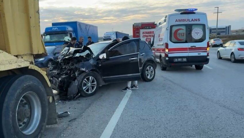 İhsan DÖRTKARDEŞ/İSTANBUL, – SİLİVRİ’de sürücüsünün direksiyon hakimiyetini kaybettiği otomobil aynı