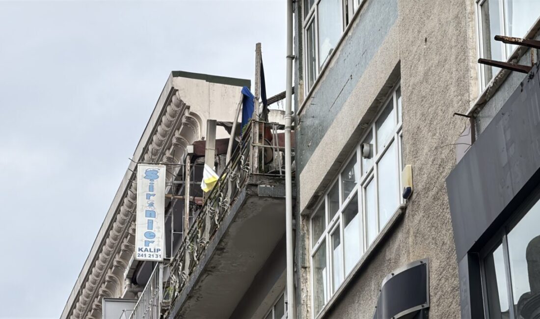İstanbul – Şişli’de 3 katlı binada çıkan yangında 1 kişi hayatını kaybetti Doğan Can CESUR / İSTANBUL – ŞİŞLİ’de bir binanın çatı