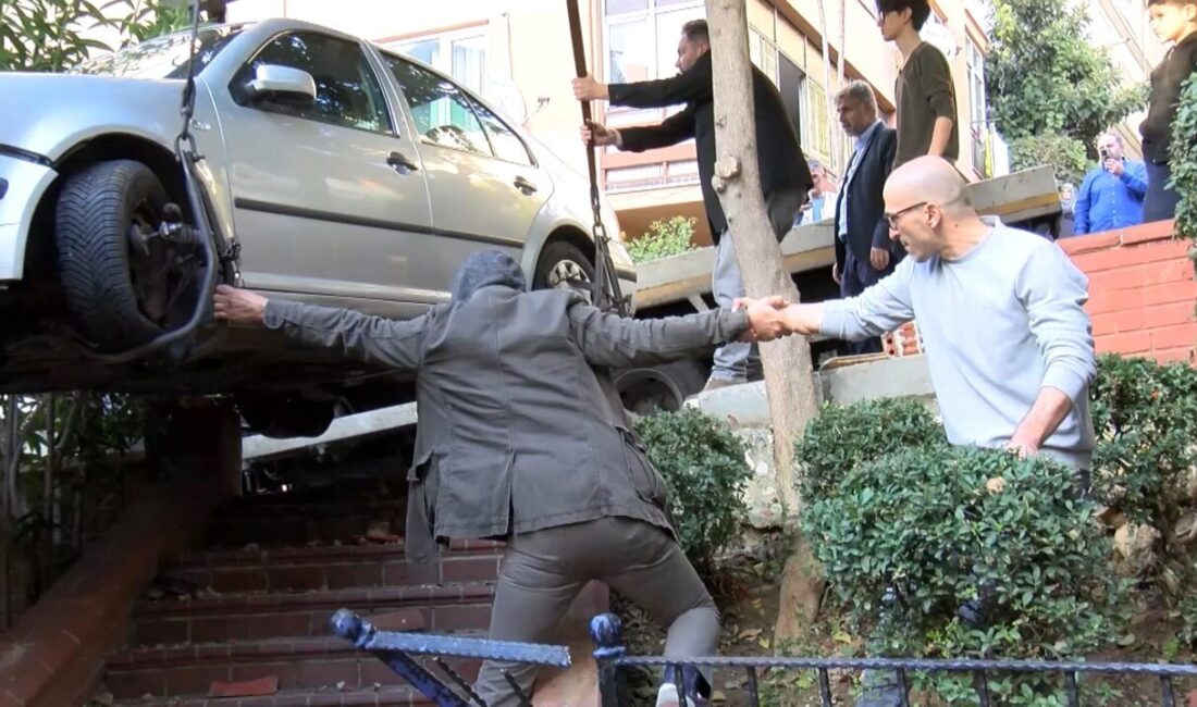 İstanbul- Şişli’de yokuştan kayan otomobil çocuk parkına girdi Hasan YILDIRIM / İSTANBUL, – ŞİŞLİ’de sürücüsünün kontrolünü kaybettiği otomobil