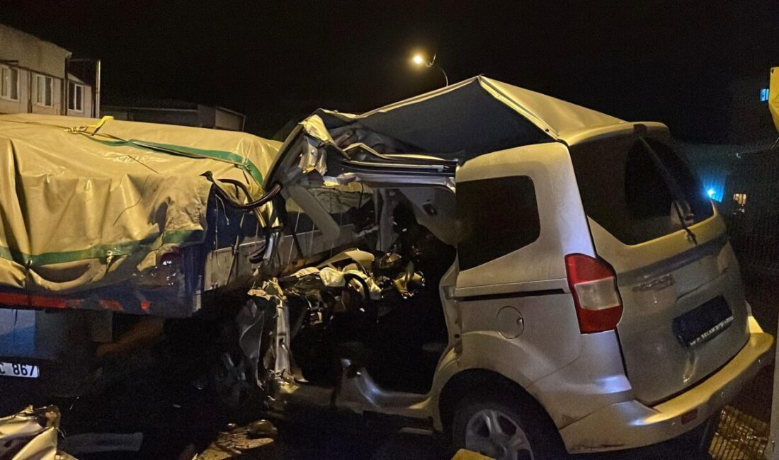 İstanbul – Sultanbeyli’de polisin ‘dur’ ihtarına uymayan hafif ticari araç, TIR’a çarptı: 1 ölü, 2 yaralı İSTANBUL, – SULTANBEYLİ’de polisin ‘dur’ ihtarına uymayan hafif ticari araç,