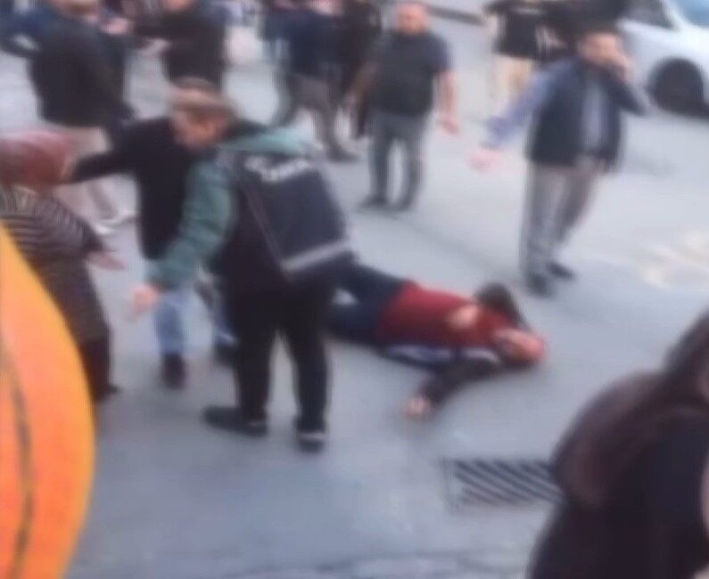 İstanbul – Sultangazi’de çocuğu taciz ettiği öne sürülen kişiyi mahalleli darbetti Baran AKKAYA-Emin YEŞİL/İSTANBUL, -SULTANGAZİ’de kırtasiyede 12 yaşındaki çocuğu taciz ettiği