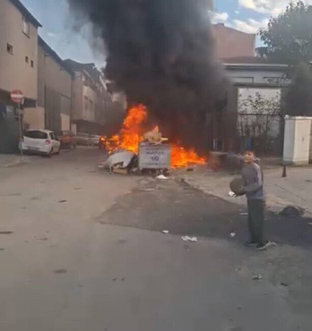 Baran AKKAYA-Emin YEŞİL/İSTANBUL, – SULTANGAZİ’de çöp konteynerinde çıkan yangın park