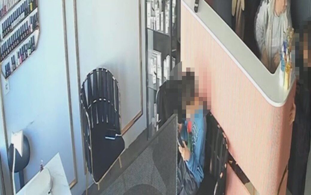 İstanbul – Sultangazi’de güzellik merkezindeki hırsızlık kamerada Baran AKKAYA-Emin YEŞİL/İSTANBUL, –SULTANGAZİ’de bir güzellik merkezine gelen kadın, çalışanların